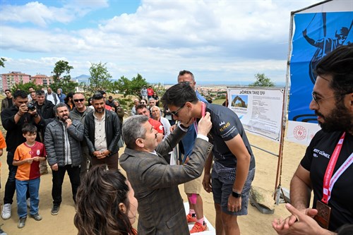 Uşak'ta Yapılan Türkiye Yamaç Paraşütü Ege Bölgesi Hedef Yarışması Sona Erdi