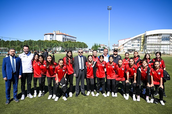 Vali Ergün, “Okul Sporları Futbol Yıldızlar Kız- Erkek Türkiye Birinciliği Müsabakaları” Başlama Vuruşunu Yaptı