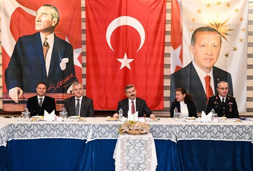 Vali Dr. Turan Ergün,  ilimizdeki basın mensupları ve idarecilerle akşam yemeğinde bir araya geldi