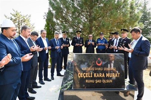 ​​​​​​​Vali Dr. Turan Ergün, Uşak'ın Düşman İşgalinden Kurtuluşu'nun 101. Yılında şehitlikleri ziyaret etti