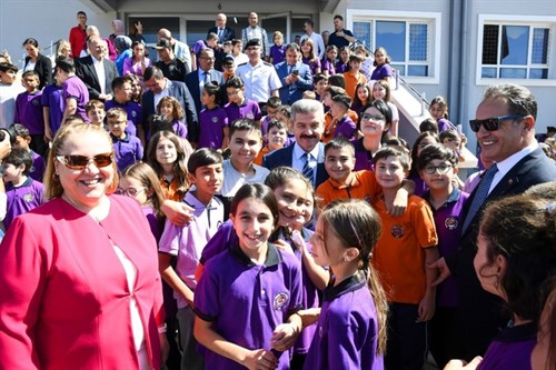 Vali Dr. Turan Ergün ve eşi Hülya Ergün Hanımefendi 2023-2024 Eğitim Öğretim yılının ilk gününde öğrencilerin heyecanına ortak oldu.